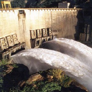 Barragem iluminada ao anoitecer