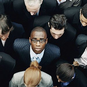 Homem a olhar para cima no meio de uma multidão